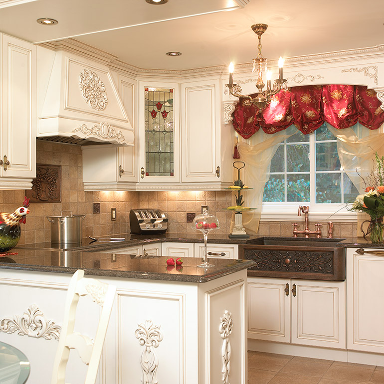 Cuisines Beauregard |Solid wood Victorian-style kitchen cabinets, with granite countertop