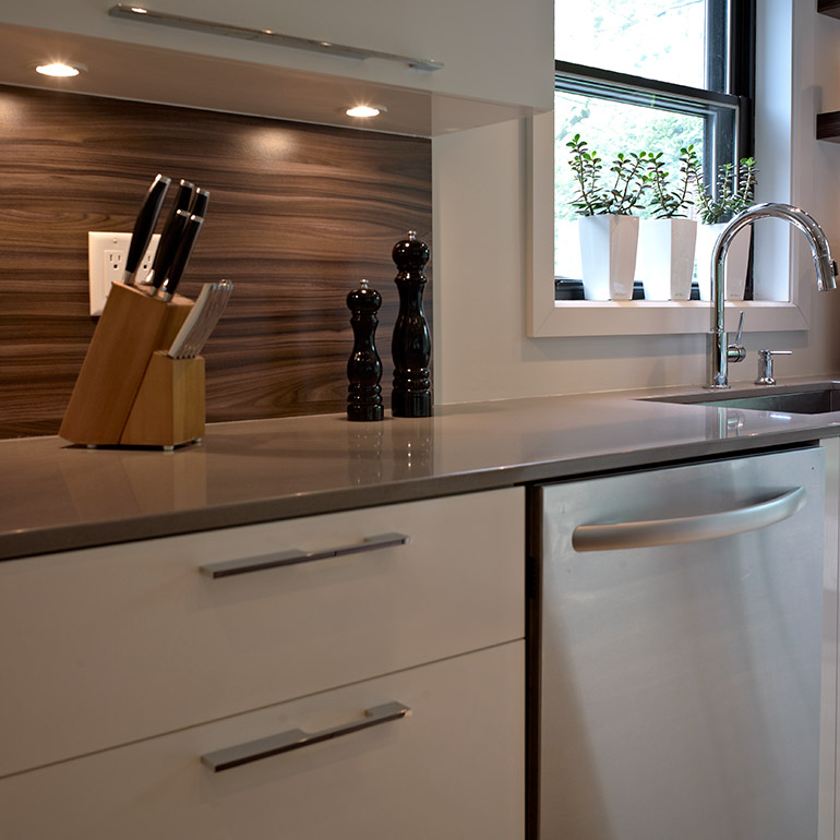 Cuisines Beauregard |Urban kitchen with recessed cabinet lighting