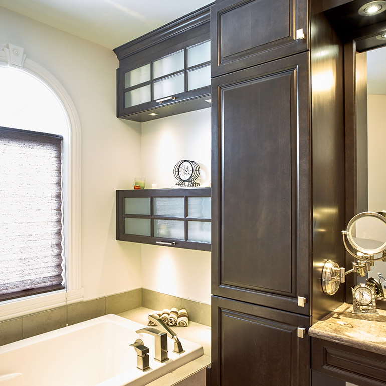 Cuisines Beauregard |Bathroom cabinets above bathtub