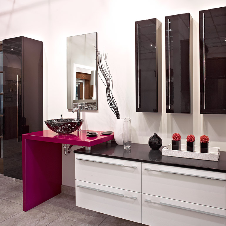 Cuisines Beauregard |Black thermoplastic wall cabinets, with magenta and black quartz countertops