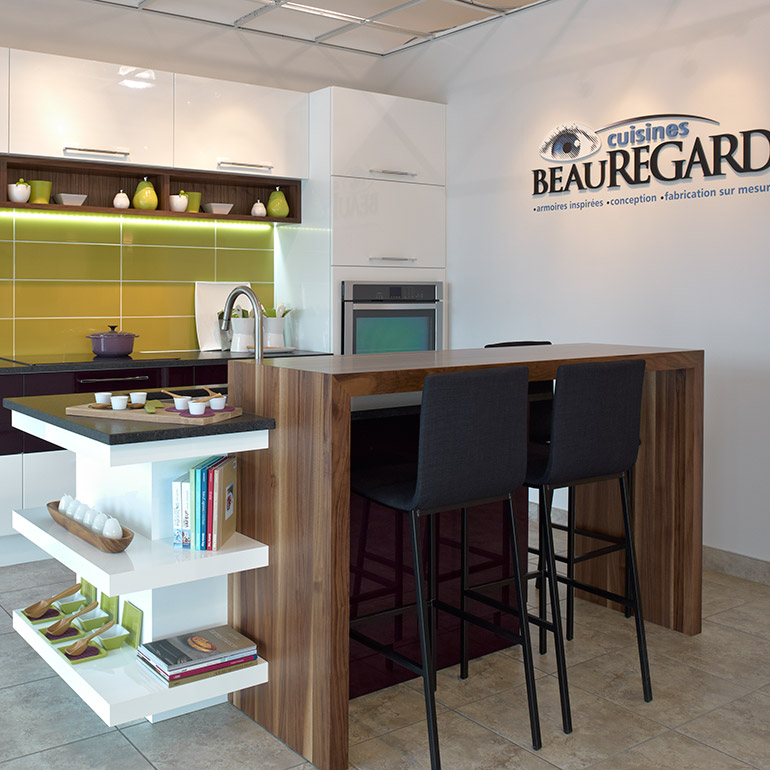 Cuisines Beauregard |Urban-style kitchen in glossy thermoplastic, with granite and walnut countertops