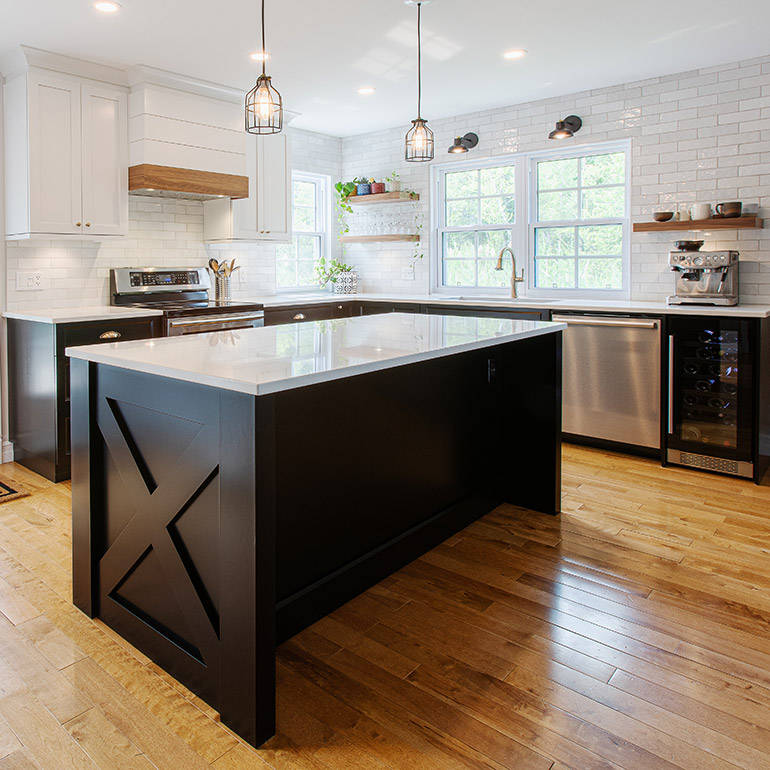 Cuisines Beauregard |Cuisine de style "farmhouse" en bois  massif noir et blanc avec comptoir de quartz