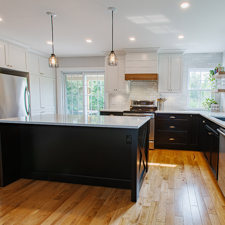 Cuisines Beauregard |Country style black and white birch kitchen cabinets