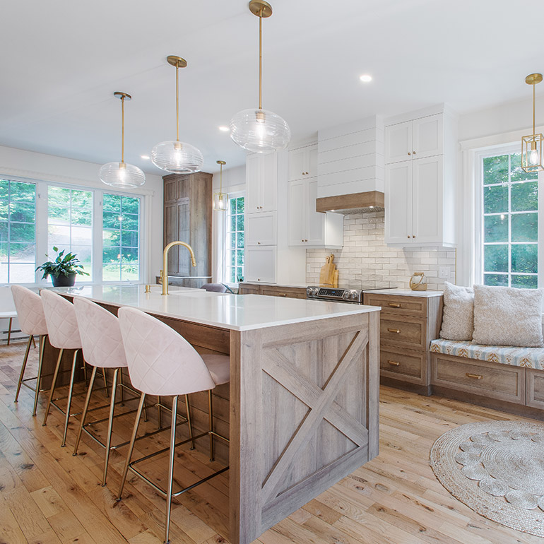 Cuisines Beauregard |Country kitchen with a farmhouse look, featuring white upper cabinets and a lower section made of Panval K16