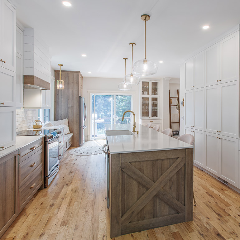 Cuisines Beauregard |Farmhouse style country kitchen featuring an island with a built-in sink