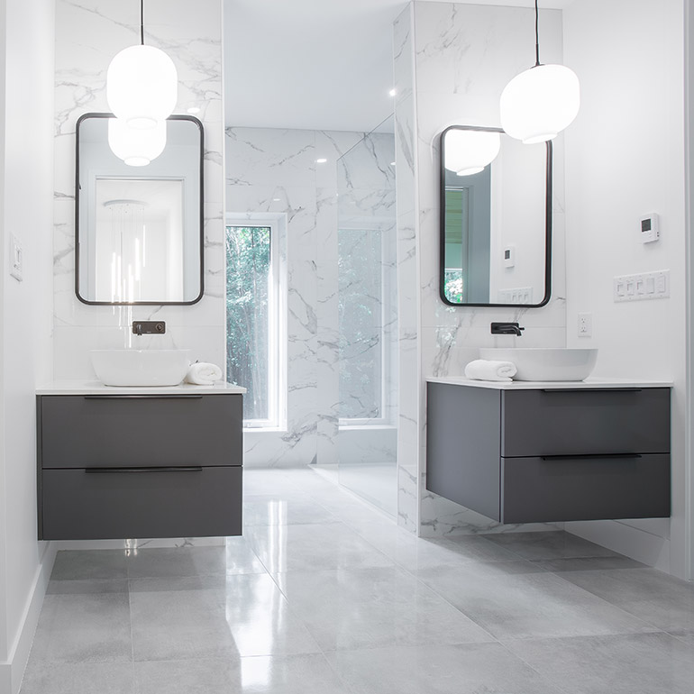 Cuisines Beauregard |Salle de bain contemporaine en Eleganté anthracite avec comptoir de quartz