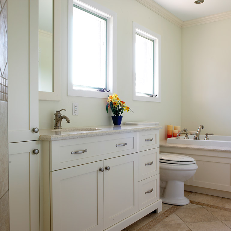 Cuisines Beauregard |Salle de bain avec armoire blanche et comptoir de quartz