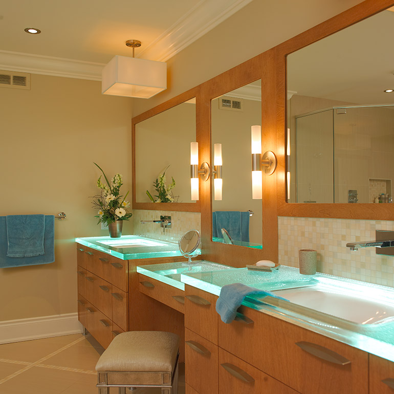 Cuisines Beauregard | salle de bain au design contemporain en bois massif de meriser avec comptoir de verre