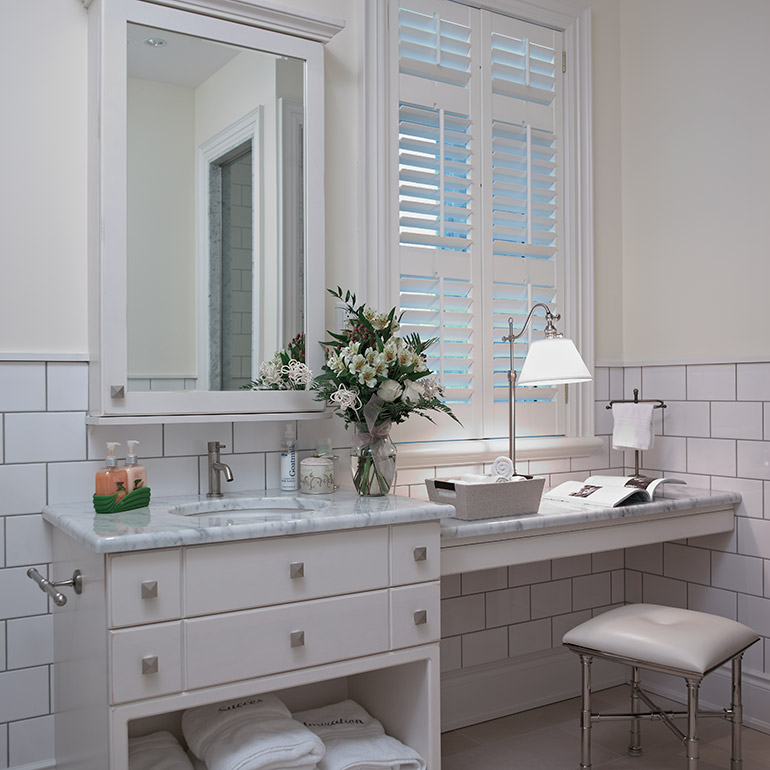 Cuisines Beauregard | meuble-lavabo en bois de merisier et comptoir de marbre